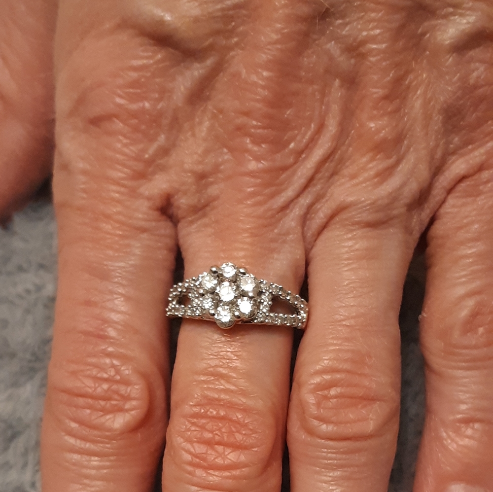 14k White Gold Diamond Flower Cluster Ring